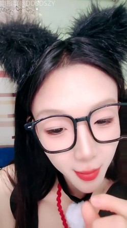 舞蹈系校花学妹【小涵宝宝】护士制服 丝袜诱惑 抖音风骚舞，道具自慰 截图1