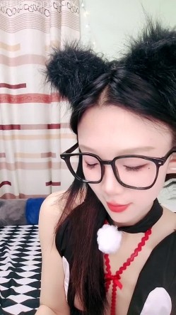 舞蹈系校花学妹【小涵宝宝】护士制服 丝袜诱惑 抖音风骚舞，道具自慰 截图2