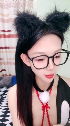 舞蹈系校花学妹【小涵宝宝】护士制服 丝袜诱惑 抖音风骚舞，道具自慰 截图6