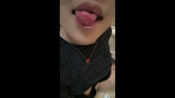 最新快手泄密！东北风骚眼镜反差少妇【小奶妈】定制露脸福利，裸舞紫薇性爱XO骚得一批，屁股又大又翘 截图16