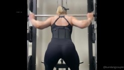 巨乳撸铁健身女神【本当夫妇】淫荡私拍199部完结~超大阴蒂开肛潮喷3P绿帽 截图2