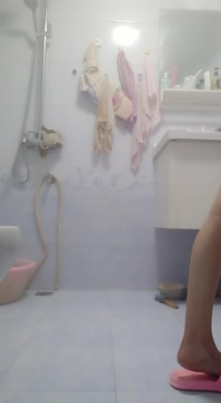 很是风骚少妇先是洗个澡 然后穿上情趣内衣大力自慰插穴 很是淫荡 截图7