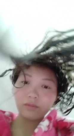 很是风骚少妇先是洗个澡 然后穿上情趣内衣大力自慰插穴 很是淫荡 截图8