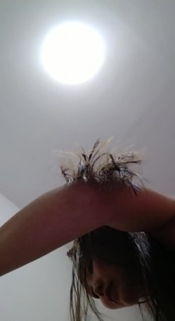 很是风骚少妇先是洗个澡 然后穿上情趣内衣大力自慰插穴 很是淫荡 截图12
