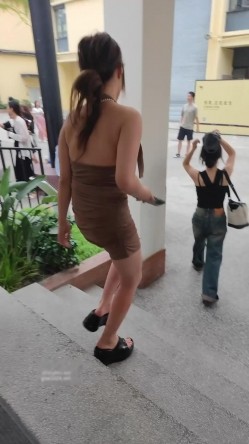 大神尾随偷拍 ️极品包臀裙无内骚货美女裙底风光焦急等上厕所憋不住还尿了一滴 截图1