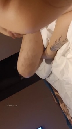 《贵在真实反差淫妻》顶级绿帽刷锅狠人，私密交流群东北夫妻淫乱群交内容曝光，商场户外超市露出3P野 截图16