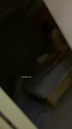 大神偷听小王子 ️ 酒店门缝偷拍情侣做爱女友被操多次高潮大声淫叫体验别样的偷窥快感 截图3