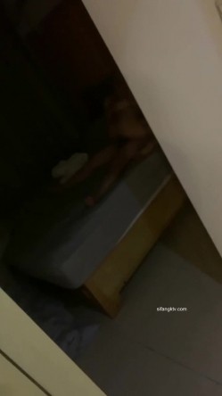 大神偷听小王子 ️ 酒店门缝偷拍情侣做爱女友被操多次高潮大声淫叫体验别样的偷窥快感 截图14