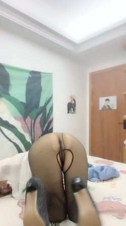 长发披肩居家美女，黑色丝袜，真大胆大半夜楼梯间电梯口裸体搔首弄姿掰穴给狼友看 截图1