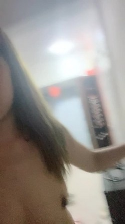 长发披肩居家美女，黑色丝袜，真大胆大半夜楼梯间电梯口裸体搔首弄姿掰穴给狼友看 截图8