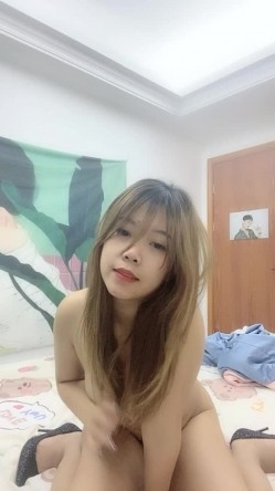长发披肩居家美女，黑色丝袜，真大胆大半夜楼梯间电梯口裸体搔首弄姿掰穴给狼友看 截图15