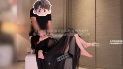 推特新晋高质量NTR绿帽夫妻明星颜值极品人妻「ROSEWU」美艳娇妻黑色吊带浴袍摸奶子爽了开始口交，深喉后入打桩高跟鞋起飞 截图3