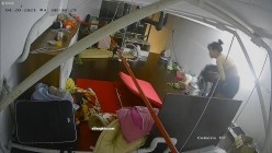 【极品稀缺 ️破解摄像头】极品服务员宿舍日常 ️小姐姐年轻美乳好坚挺 穿搭职业装制服很有气质 距离超近 高清1080P版 截图3