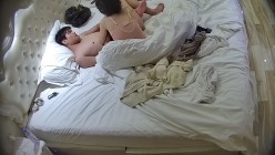 酒店偷拍双马尾软妹被屌丝男友掐住脖子插入还苦苦央求他要戴套干 截图6