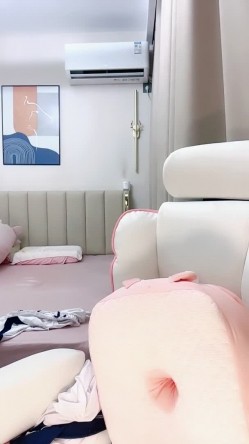 【小猪大王】纯欲学妹下海完美身材，淫语自慰，道具狂插喷尿 截图10