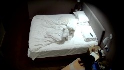 天眼酒店高清偷拍连续几天入住的奇葩小情侣整天裸睡不啪啪只会对着平板跳操 截图3