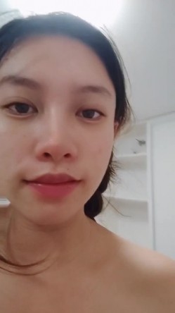 反差露脸人妻，大奶晕孕妇【倪妮老师】福利，挤奶，舔奶头，道具自慰，掰穴，疯狂给宝宝赚奶粉钱 截图6