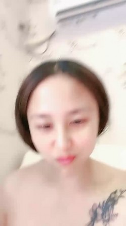 大胸奶妈喷奶,奶水超多，主动挤奶，全裸自慰，道具乳交，大蝴蝶逼淫水超多 截图12