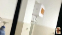 工厂宿舍偷看贫乳小骚妇洗澡，重点清洗骚穴，手法妖娆娴熟 截图1