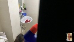 工厂宿舍偷看贫乳小骚妇洗澡，重点清洗骚穴，手法妖娆娴熟 截图16