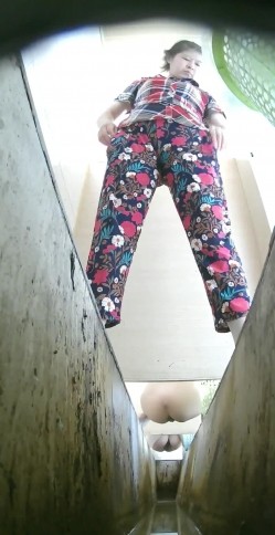 服装厂女厕上帝视角偷拍众多的纺织女工还真有几位不错的少妇人美B黑2 截图5
