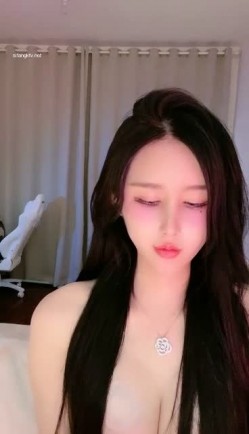 【明星级女神下海 草莓味奶油】明星级颜值比网红还要美，性感情趣内衣丁字裤黑丝大长美腿 截图1