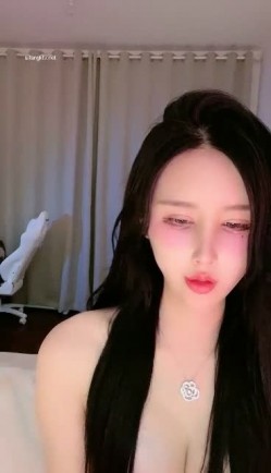 【明星级女神下海 草莓味奶油】明星级颜值比网红还要美，性感情趣内衣丁字裤黑丝大长美腿 截图2