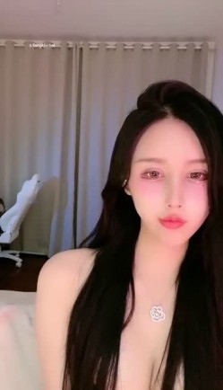 【明星级女神下海 草莓味奶油】明星级颜值比网红还要美，性感情趣内衣丁字裤黑丝大长美腿 截图3