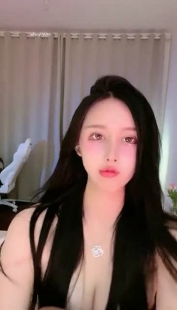 【明星级女神下海 草莓味奶油】明星级颜值比网红还要美，性感情趣内衣丁字裤黑丝大长美腿 截图4