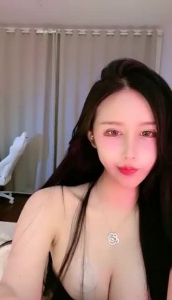 【明星级女神下海 草莓味奶油】明星级颜值比网红还要美，性感情趣内衣丁字裤黑丝大长美腿 截图5