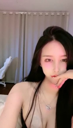 【明星级女神下海 草莓味奶油】明星级颜值比网红还要美，性感情趣内衣丁字裤黑丝大长美腿 截图6