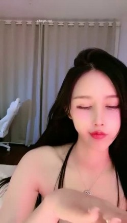 【明星级女神下海 草莓味奶油】明星级颜值比网红还要美，性感情趣内衣丁字裤黑丝大长美腿 截图7