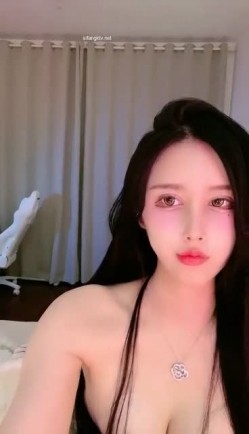 【明星级女神下海 草莓味奶油】明星级颜值比网红还要美，性感情趣内衣丁字裤黑丝大长美腿 截图8