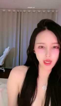 【明星级女神下海 草莓味奶油】明星级颜值比网红还要美，性感情趣内衣丁字裤黑丝大长美腿 截图11