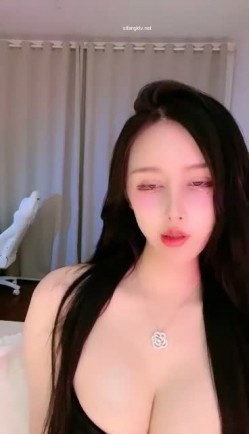 【明星级女神下海 草莓味奶油】明星级颜值比网红还要美，性感情趣内衣丁字裤黑丝大长美腿 截图12