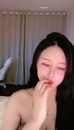 【明星级女神下海 草莓味奶油】明星级颜值比网红还要美，性感情趣内衣丁字裤黑丝大长美腿 截图13