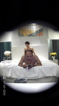 最新流出酒店偷拍 ️秃顶老哥和老相好开房一边玩手机一边按摩打飞机 截图10