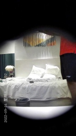 最新流出酒店偷拍 ️秃顶老哥和老相好开房一边玩手机一边按摩打飞机 截图16