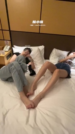 推特28万粉丝国产原创丝袜足交博主「酥小强」付费私拍 线下专约素人模特足交抚摸调情 截图6