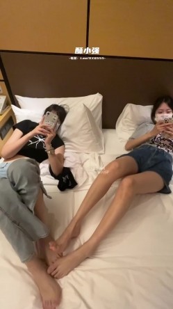 推特28万粉丝国产原创丝袜足交博主「酥小强」付费私拍 线下专约素人模特足交抚摸调情 截图10