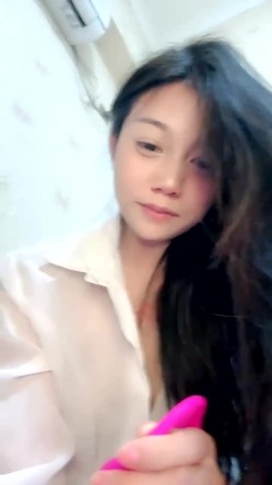 【新人桃子】淫荡校花动作狂野 性感开档高光黑丝 抠逼自慰 跳蛋塞逼胀满感 高潮不断 截图6