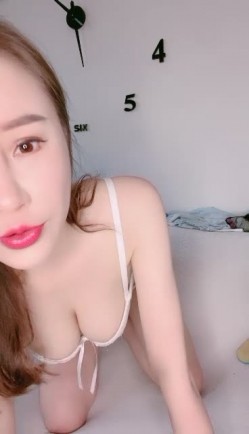 167成都车模-你的大宝贝- 哥哥快把我舔湿，逼逼好干呀。骚货央求各位狼友来成都春熙路开房，干死她！ 截图9