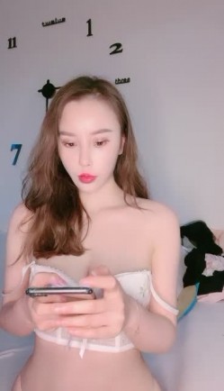 167成都车模-你的大宝贝- 哥哥快把我舔湿，逼逼好干呀。骚货央求各位狼友来成都春熙路开房，干死她！ 截图15