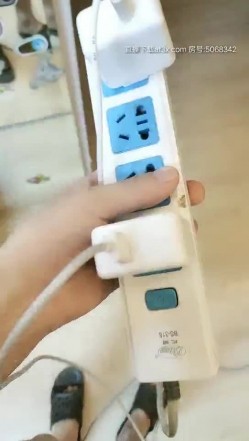 表姐今天醉酒性欲超强 和哥们3P轮操她 内射干好几炮 前怼后操好爽 房间客厅卫生间四处留下性爱印记 截图12