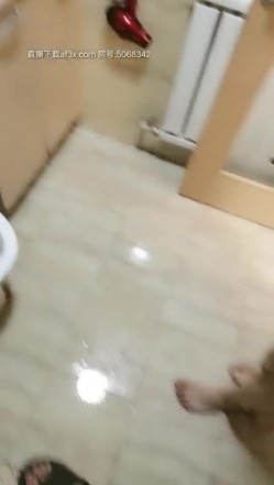 表姐今天醉酒性欲超强 和哥们3P轮操她 内射干好几炮 前怼后操好爽 房间客厅卫生间四处留下性爱印记 截图15