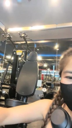 重磅，火爆健身尤物，【健身桃桃】，高端场会牛郎嗑药操喷，欲望得到了充分释放，水不停，被操的高潮好多次 截图4