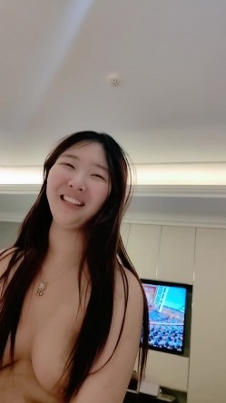 萌宠小表妹露脸跟小哥酒店开房啪啪，乖巧可舔温柔的舔弄大鸡巴，让小哥多体位爆草蹂躏，对着镜头浪叫呻吟 截图11