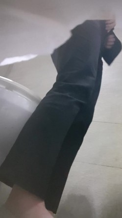 高手潜入夜店躲藏女厕障碍物做掩护现场实拍各种丝袜蕾丝内裤大长腿美眉方便气质不输明星美女先吐后尿 截图1