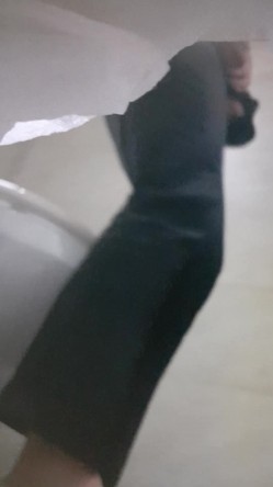 高手潜入夜店躲藏女厕障碍物做掩护现场实拍各种丝袜蕾丝内裤大长腿美眉方便气质不输明星美女先吐后尿 截图2