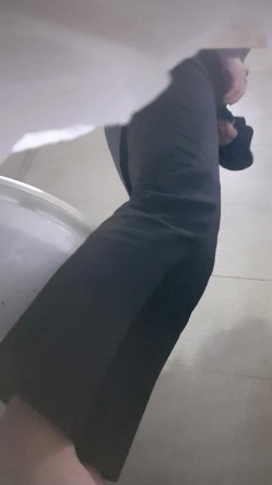 高手潜入夜店躲藏女厕障碍物做掩护现场实拍各种丝袜蕾丝内裤大长腿美眉方便气质不输明星美女先吐后尿 截图3